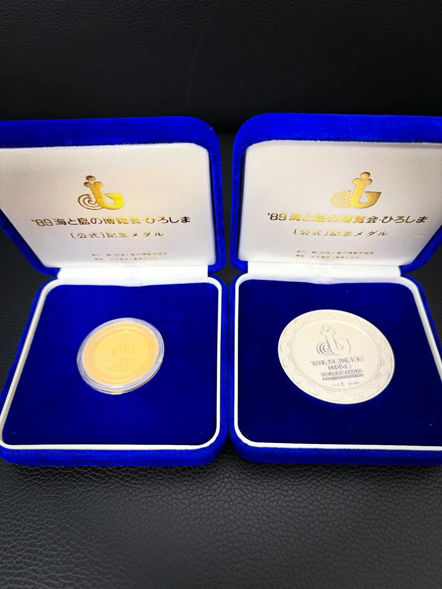 《純金・純銀記念メダル》